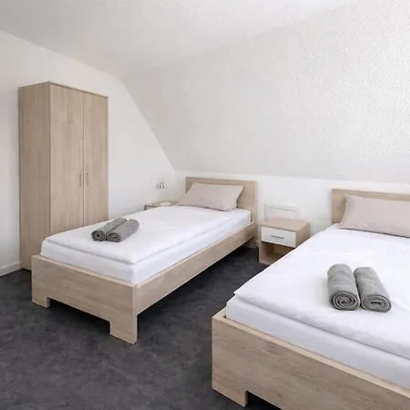 Frankfurt Airport Family House *