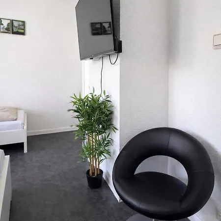 Frankfurt Airport Family House *