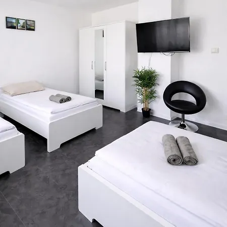 Frankfurt Airport Family House