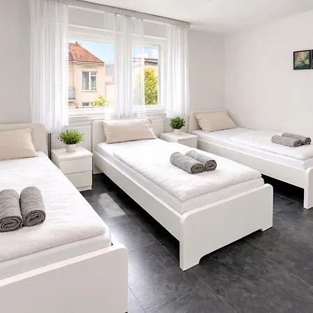 Frankfurt Airport Family House *