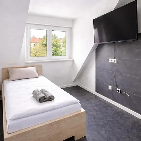 Frankfurt Airport Family House